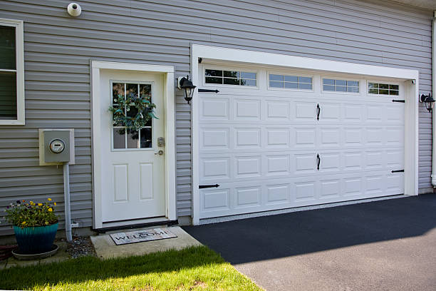 24/7 Emergency Garage Door Panel Replacement experts in Bellville, TX